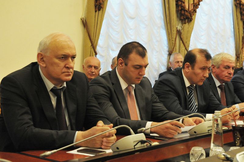 Под руководством Рамазана Джафарова прошло заседание Правительственной комиссии РД по обеспечению безопасности дорожного движения