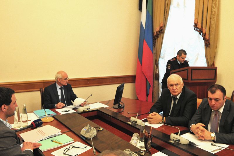 Под руководством Рамазана Джафарова прошло заседание Правительственной комиссии РД по обеспечению безопасности дорожного движения