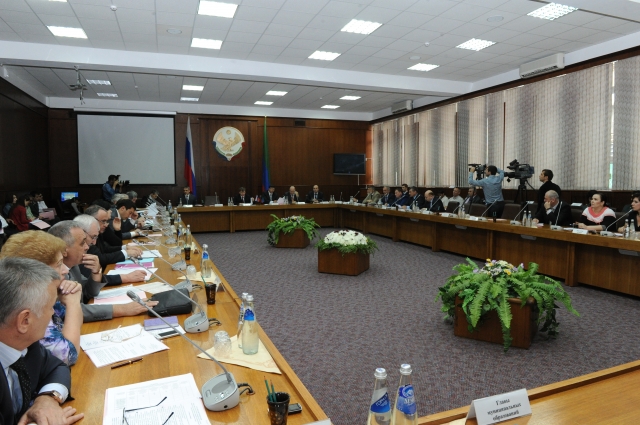 Под руководством Магомеда Абдулаева прошло расширенное заседание Антинаркотической комиссии в Республике Дагестан