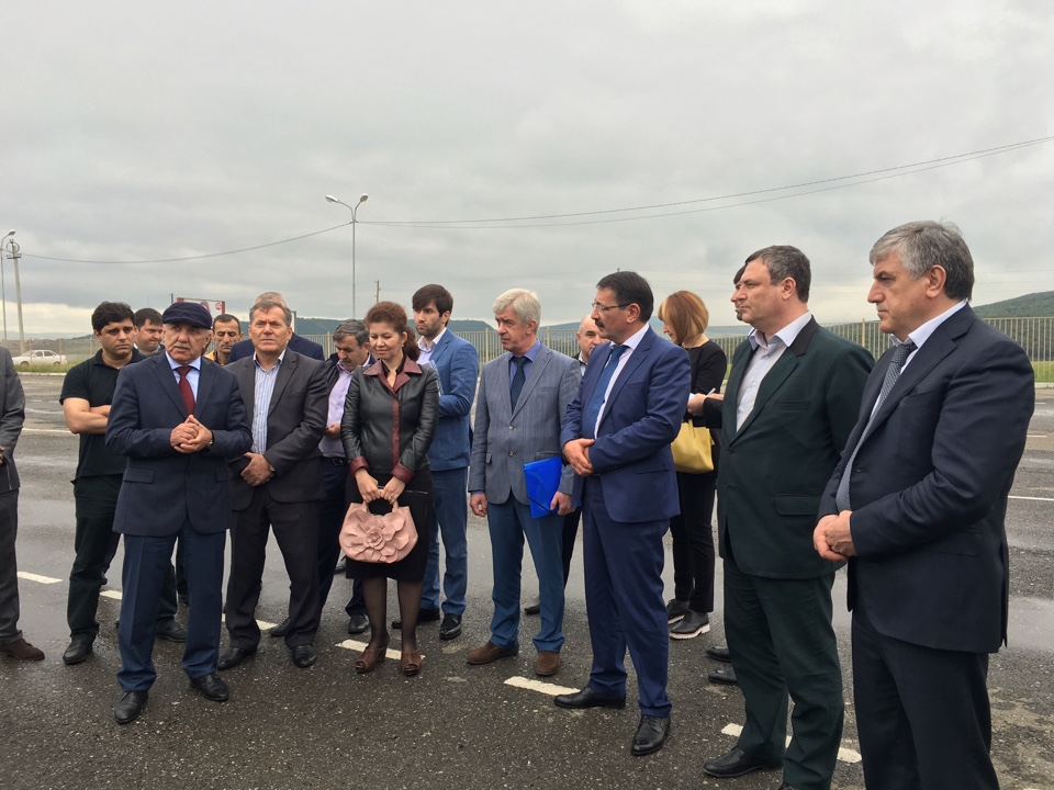 Под руководством Шамиля Исаева в Буйнакском районе состоялось совещание по вопросам развития торгово-логистических центров