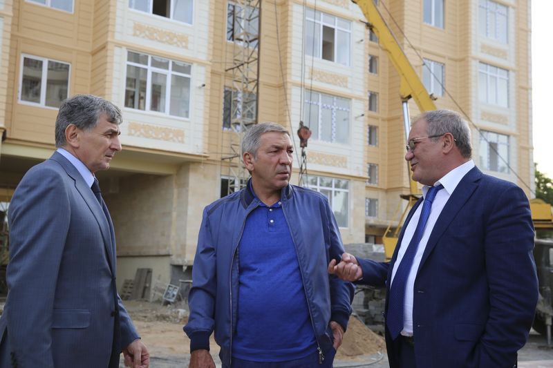 Абдусамад Гамидов проинспектировал в Дербенте ход строительства домов по федеральной программе переселения граждан из ветхого и аварийного жилья