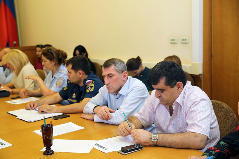 Анатолий Карибов провел совещание республиканской комиссии по организации отдыха детей в летних лагерях