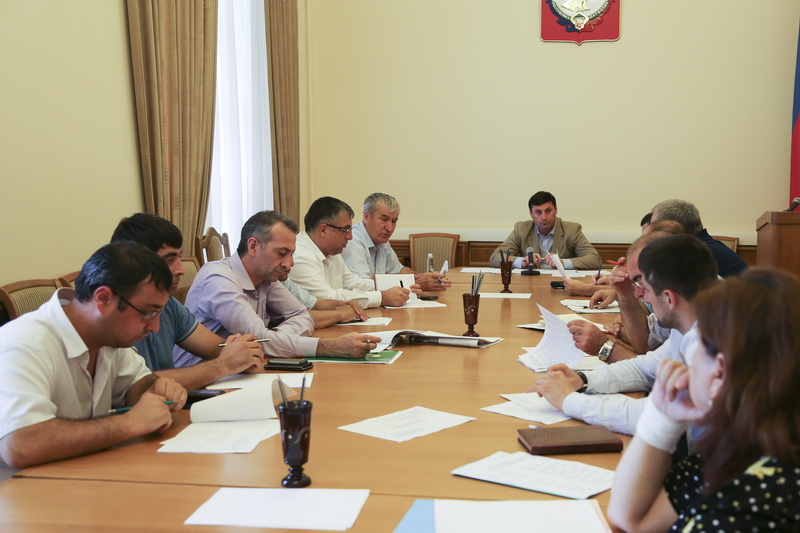 В Правительстве Дагестана обсудили вопросы реализации государственной политики в сфере производства спиртосодержащей продукции