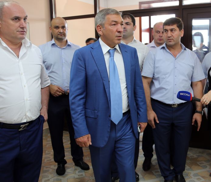 Председатель Правительства Дагестана проверил готовность ряда махачкалинских школ ко Дню знаний