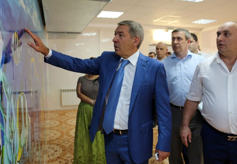 Председатель Правительства Дагестана проверил готовность ряда махачкалинских школ ко Дню знаний