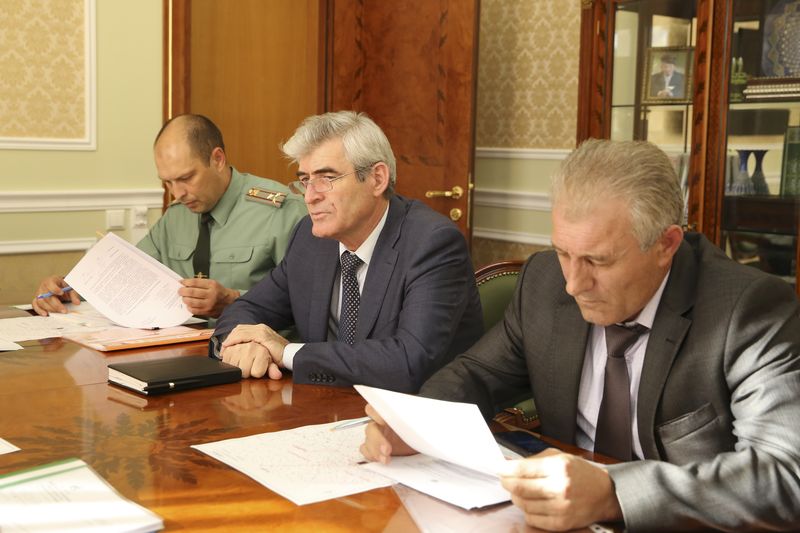 Вице-премьер Шамиль Исаев провел совещание по вопросу реконструкции магистрального газопровода Моздок-Казимагомед