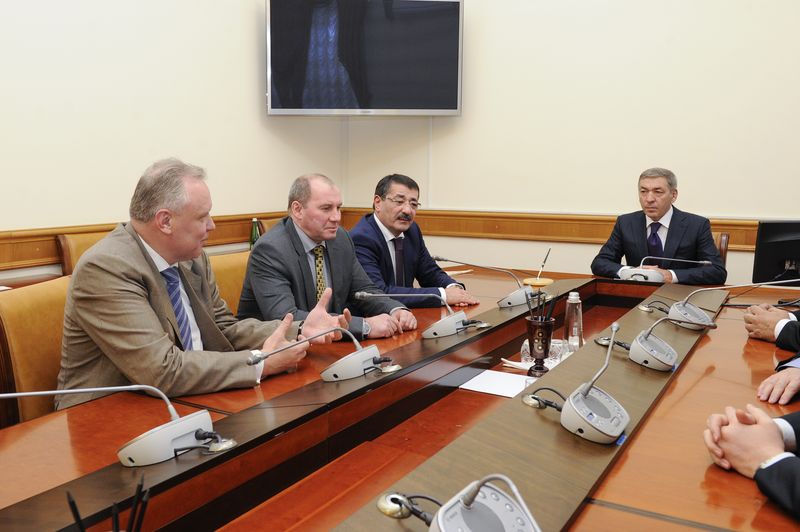 Абдусамаду Гамидову представили нового руководителя газовых компаний Дагестана