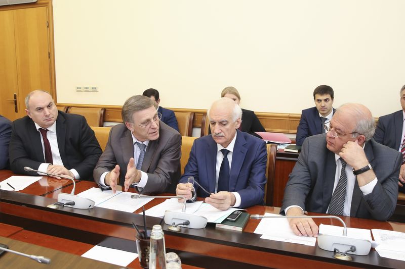 Под руководством Абдусамада Гамидова обсуждена эпидемическая ситуация по острым кишечным инфекциям в г. Махачкале