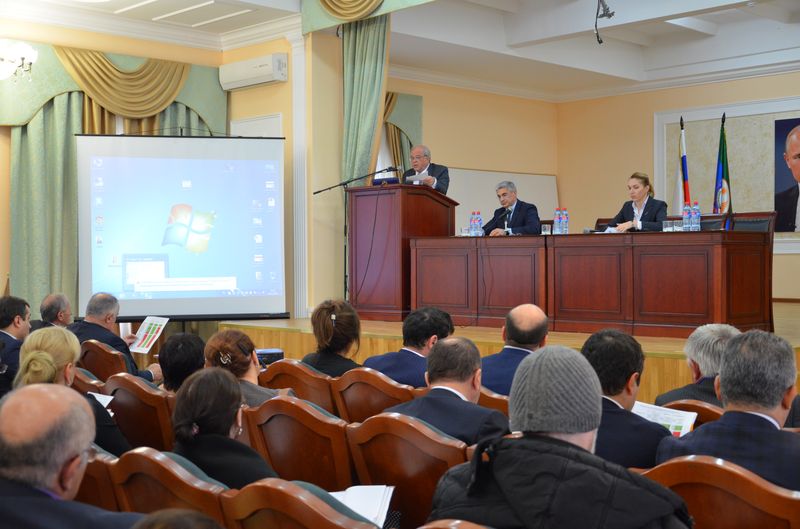 Вопросы по зарплате учителям и доступности дошкольного образования обсудили в Махачкале