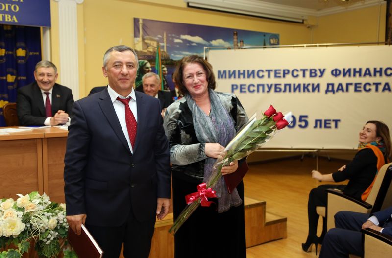 Абдусамад Гамидов поздравил коллектив Министерства финансов Дагестана с 95-летием со дня его образования