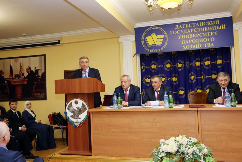 Абдусамад Гамидов поздравил коллектив Министерства финансов Дагестана с 95-летием со дня его образования