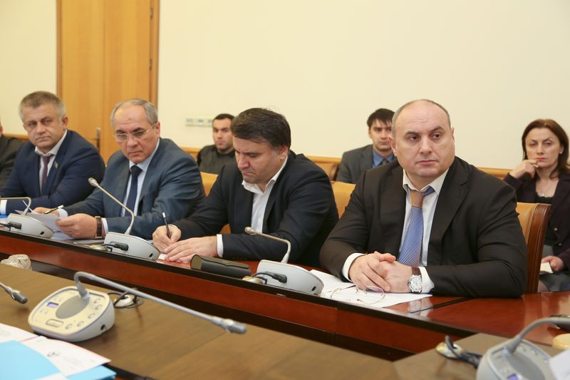 В Правительстве Дагестана обсуждены вопросы реализации мероприятий по переселению граждан из аварийного жилищного фонда