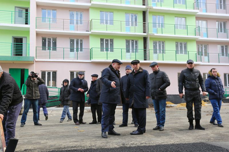 Абдусамад Гамидов принял участие в торжествах по случаю ввода в эксплуатацию многоквартирного дома в Махачкале