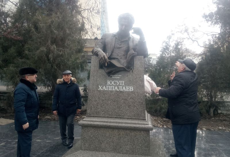 Памятник Юсупу Хаппалаеву открыли в Махачкале