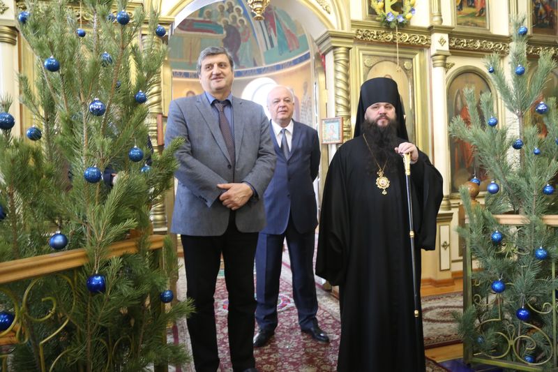 Анатолий Карибов поздравил прихожан Успенского Собора в Махачкале с Рождеством Христовым