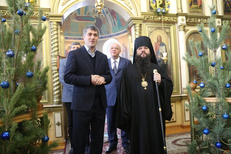 Анатолий Карибов поздравил прихожан Успенского Собора в Махачкале с Рождеством Христовым