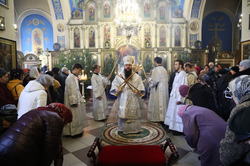 Анатолий Карибов поздравил прихожан Успенского Собора в Махачкале с Рождеством Христовым