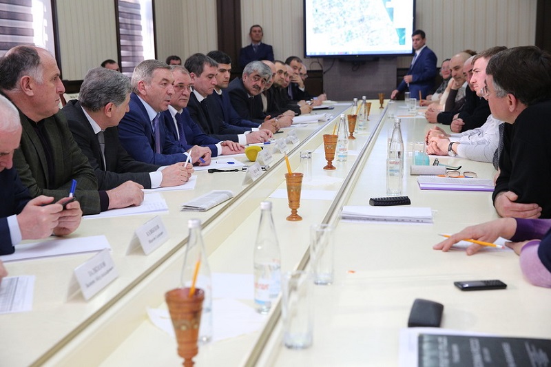 Абдусамад Гамидов встретился в Дербенте с инициативной группой горожан