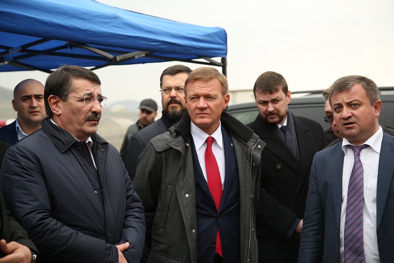 Роман Старовойт и Шамиль Исев проверили ход реконструкции 12-километрового участка трассы «Кавказ»