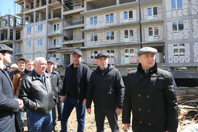 Абдусамад Гамидов проинспектировал ход возведения многоквартирных домов в микрорайоне «Порт-Петровск»