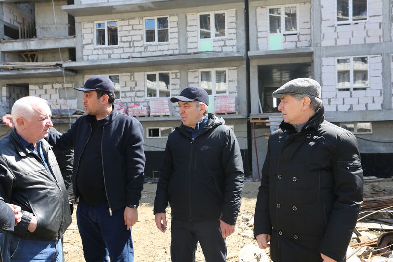 Абдусамад Гамидов проинспектировал ход возведения многоквартирных домов в микрорайоне «Порт-Петровск»