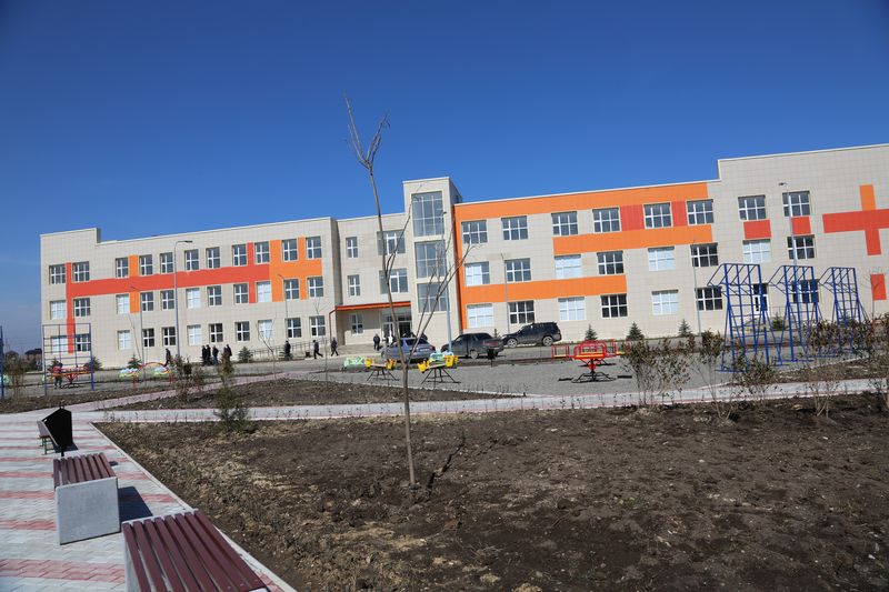 Новую современную школу в Каспийске посетил Абдусамад Гамидов