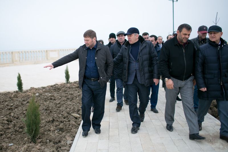 Одес Байсултанов и Абдусамад Гамидов осмотрели набережную в Дербенте