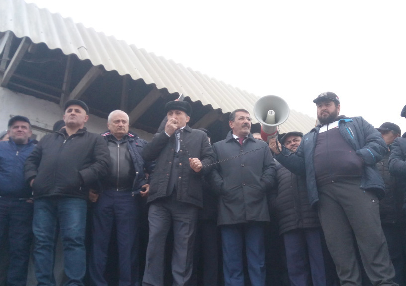 Вице-премьер РД Шамиль Исаев встретился с пикетирующими дальнобойщиками