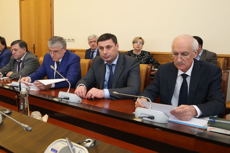 Под руководством Анатолия Карибова обсуждены вопросы обеспечения муниципалитетов Дагестана продовольственными товарами