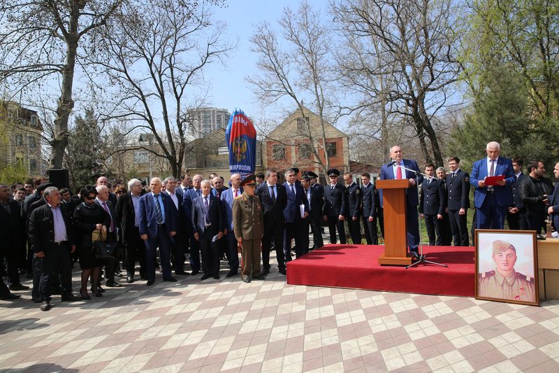 Памятник Герою Советского Союза Магомедзагиду Абдулманапову открыли в Махачкале