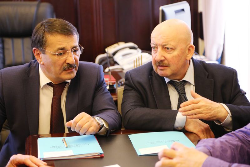 Депутат Госдумы Гаджимет Сафаралиев и вице-премьер Шамиль Исаев встретились с дагестанскими дальнобойщиками