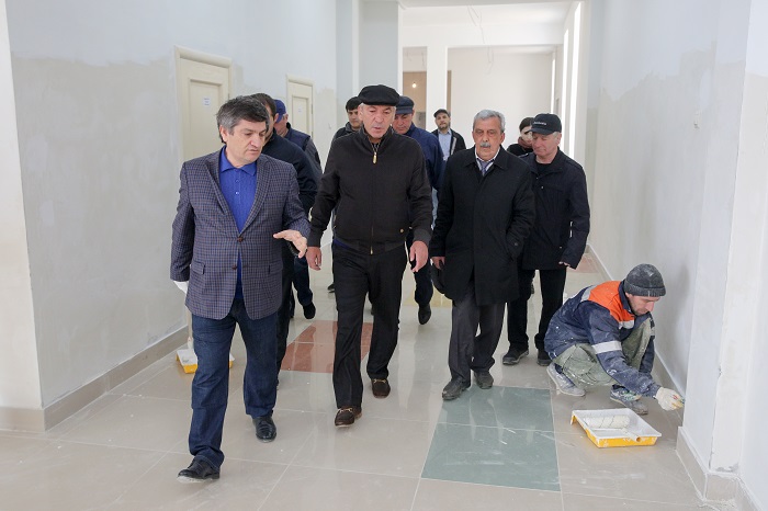 Абдусамад Гамидов осмотрел строящуюся в микрорайоне Ак-Гель новую школу