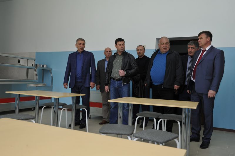 Абдусамад Гамидов  посетил школу  в Тарумовском районе