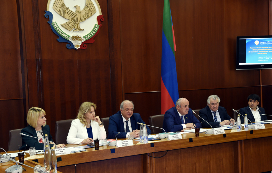 В Махачкале прошли парламентские слушания по проекту закона о творческих работниках и творческих союзах