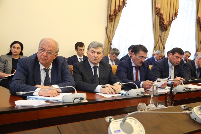 Под руководством Абдусамада Гамидова обсуждены вопросы социально-экономического развития Дагестана