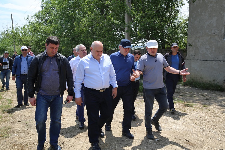 Абдусамад Гамидов и Джамбулат Хатуов осмотрели виноградники в Карабудахкентском районе