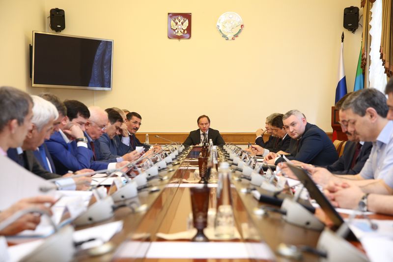 Под руководством Льва Кузнецова в Махачкале обсуждены вопросы развития  топливно-энергетического комплекса Дагестана