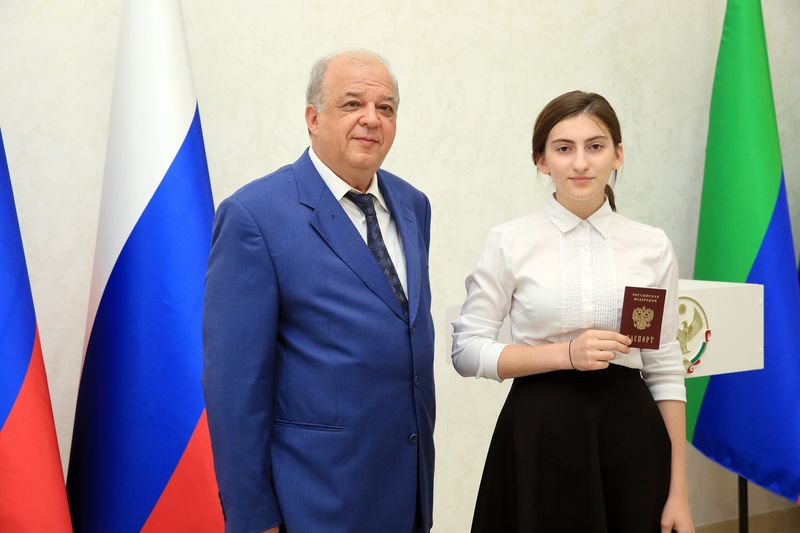 Анатолий Карибов вручил паспорта юным дагестанцам