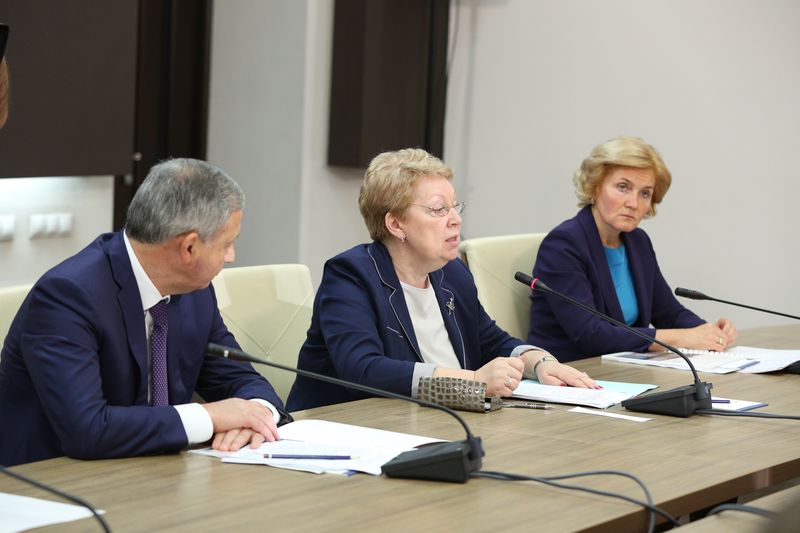 Дмитрий Медведев провел совещание по вопросам строительства школ в СКФО