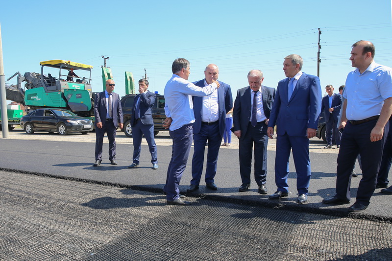 Абдусамад Гамидов проинспектировал ход ремонтных работ на автодороге Махачкала – Каспийск