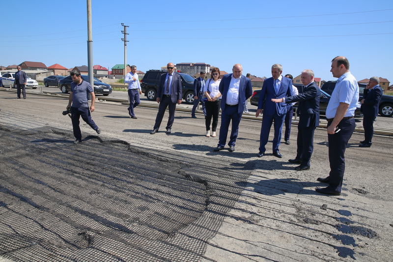 Абдусамад Гамидов проинспектировал ход ремонтных работ на автодороге Махачкала – Каспийск