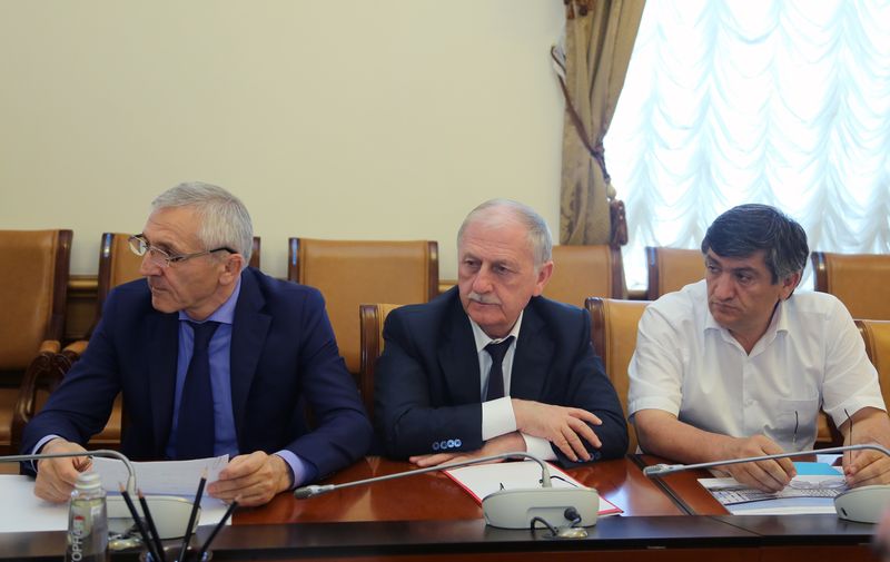 В Правительстве Дагестана обсудили вопросы строительства школ в республике