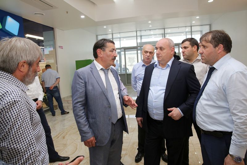 Шамиль Исаев проинспектировал махачкалинские рынки и автостанции