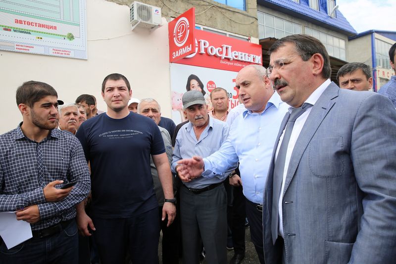 Шамиль Исаев проинспектировал махачкалинские рынки и автостанции
