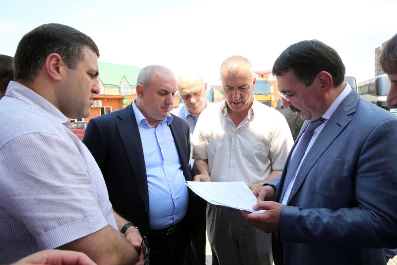 Шамиль Исаев проинспектировал махачкалинские рынки и автостанции