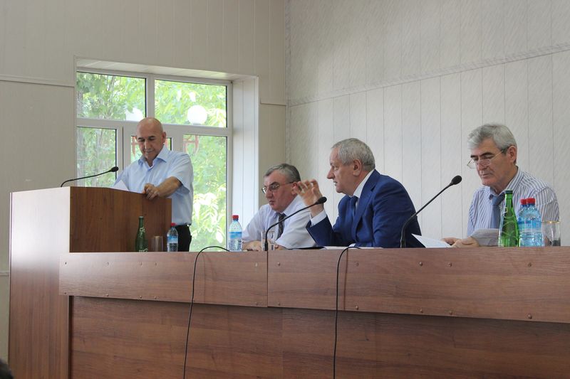 Рамазан Алиев провел семинар-совещание по реализации приоритетных проектов РД в Карабудахкентском районе