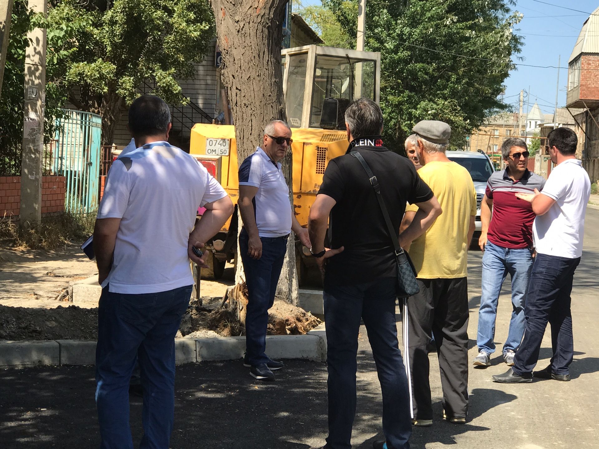 Рамазан Алиев проинспектировал ход дорожных работ на улице Титова в Махачкале