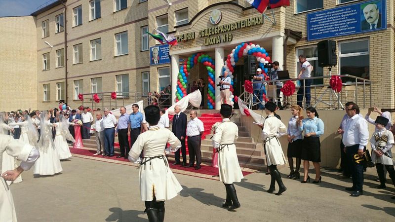 В Хасавюрте торжественно открыли школу на 1000 ученических мест