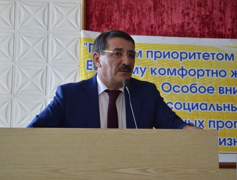 Шамиль Исаев вручил диплом за I место Гунибскому району