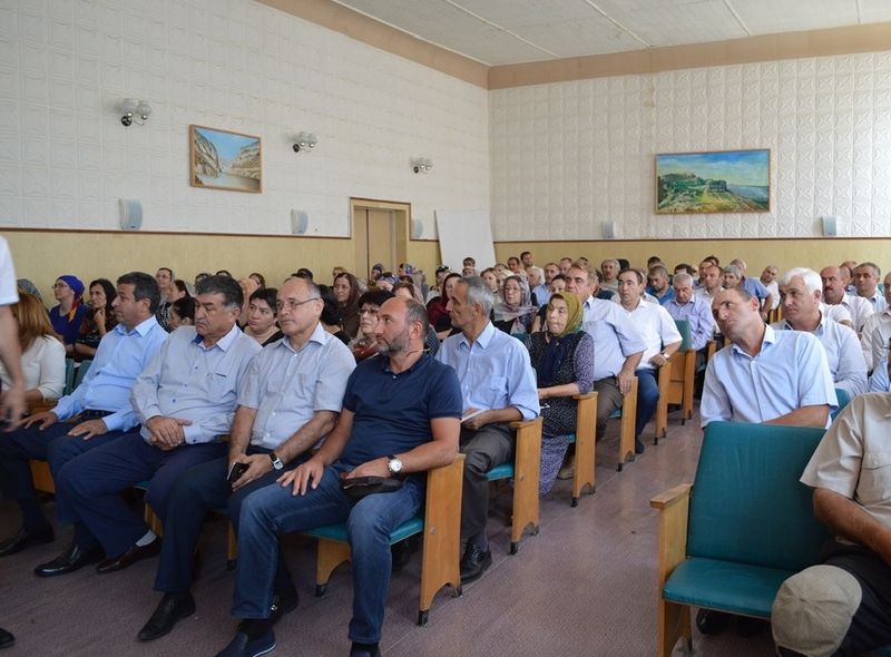 Шамиль Исаев вручил диплом за I место Гунибскому району